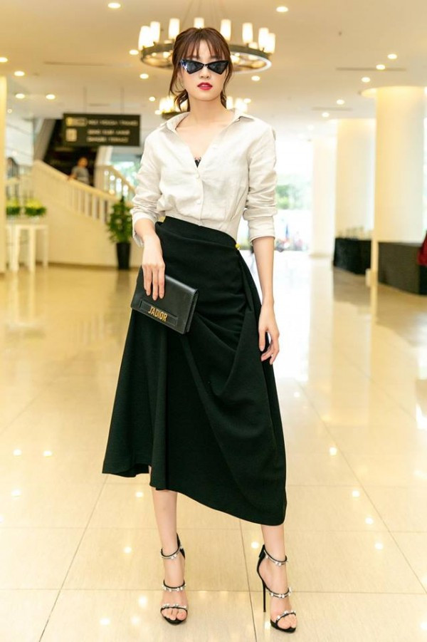 Đen và trắng là hai sắc màu được Ninh Dương Lan Ngọc phối hợp khá nhiều khi lên đồ đi sự kiện.