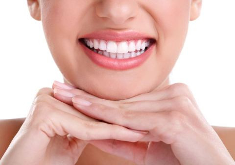 Cải thiện sức khỏe răng miệng: Sự hiện diện của tannin, fluor và polyphenol trong trà trắng có thể giúp bảo vệ răng của bạn khỏi sự tấn công của vi khuẩn.