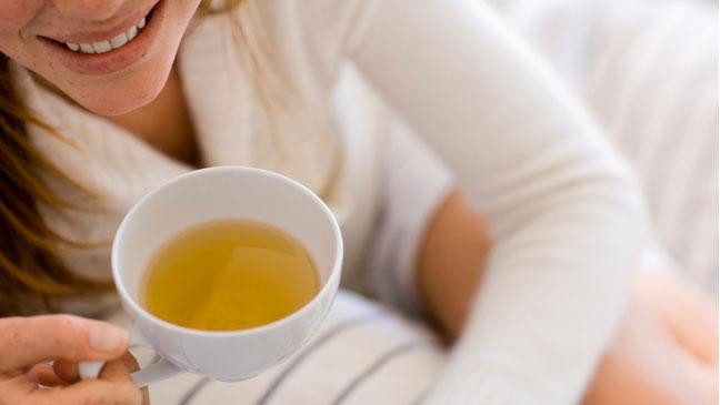 Có lợi cho thận: Sự hiện diện của catechin trong trà trắng ngăn chặn sự hình thành canxi oxalate trong thận. Một nghiên cứu cho thấy uống trà trắng có thể làm giảm tác động bất lợi của ô nhiễm môi trường gây hại cho thận, tim, gan, phổi và não. 