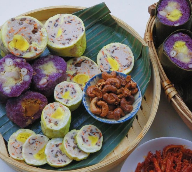 Ngoài ra, giò hoa còn có các thành phần như tai lợn, trứng gà tươi, chút rượu trắng, hành, các gia vị và lá chuối. Giò hoa không chỉ đẹp mà còn thơm ngon, nhiều vị lạ miệng, vừa mềm nhưng vẫn giòn sần sật.