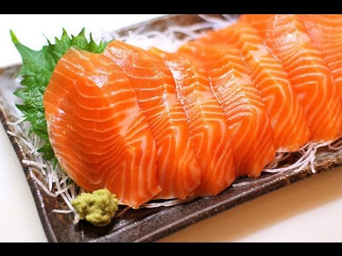 Nguyên liệu cho món giò chả độc đáo này chính là cá hồi ở Sapa. Để đảm bảo độ tươi của cá, chúng tôi phải cố gắng mang cá sống về cơ sở sản xuất, lọc cá rồi thái hột lựu, trộn với thịt lợn xay, định hình khuôn, sau đó mang hấp, khi thịt vừa chín tới thơm ngậy là được. Ảnh: Internet.