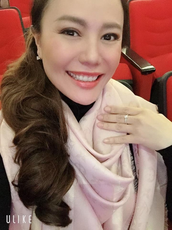 Khác hoàn toàn với vẻ "dừ" trong phim, ngoài đời Ngọc Crystal Eyes ăn mặc trẻ trung hơn nhiều.