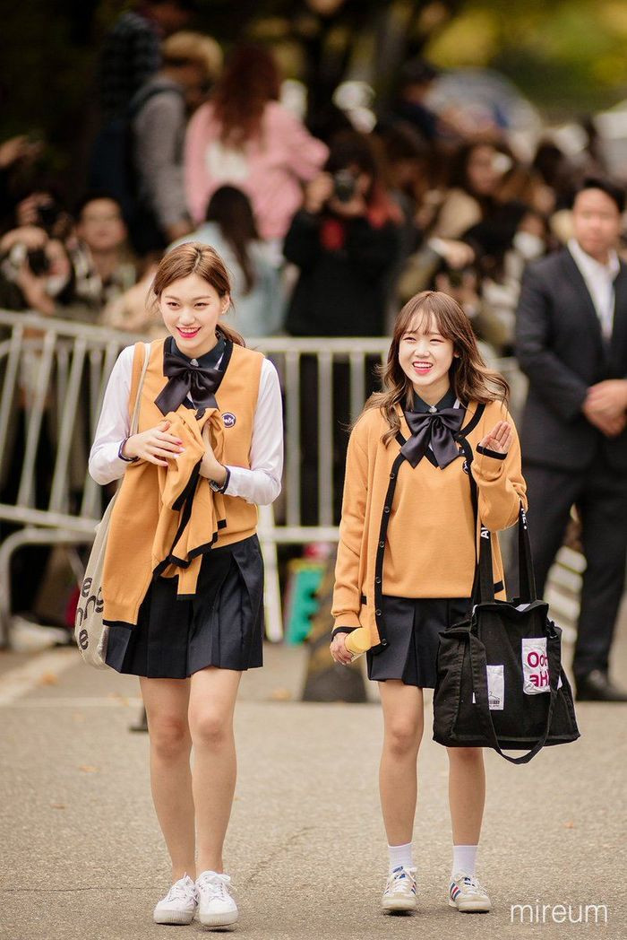 Khi trời trở lạnh, các nữ sinh khoác thêm chiếc áo len mỏng.