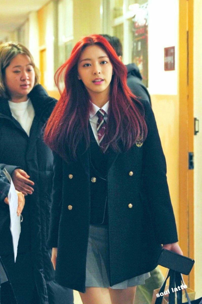 Yuna và Ryujin của nhóm ITZY khá để ý đến trang phục đi học. Các cô gái thường khoác thêm áo dạ cá tính ra ngoài đồng phục.