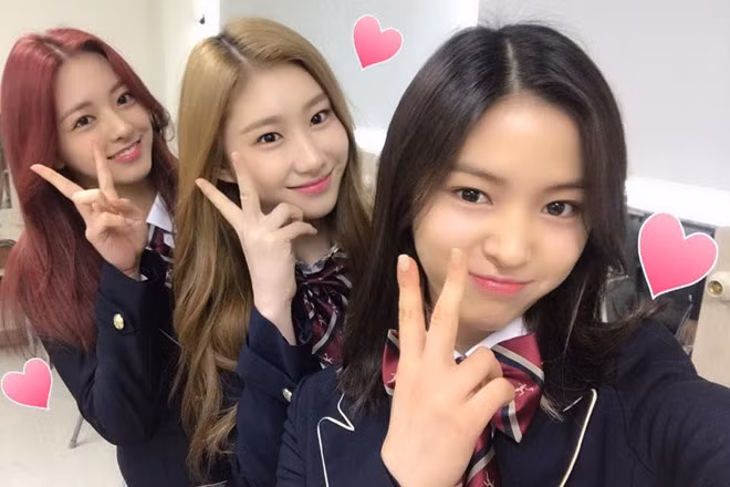 Các thành viên nhóm ITZY cũng là học sinh của trường Hanlim. Các nữ ca sĩ cũng nhí nhảnh khi mặc đồng phục đến trường.