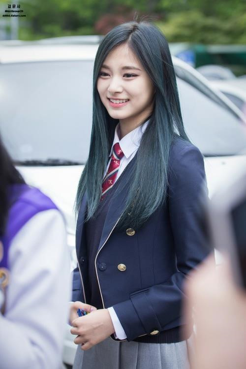 Thành viên Tzuyu của nhóm TWICE cũng dịu dàng và nữ tính hơn trong bộ đồng phục đến trường.