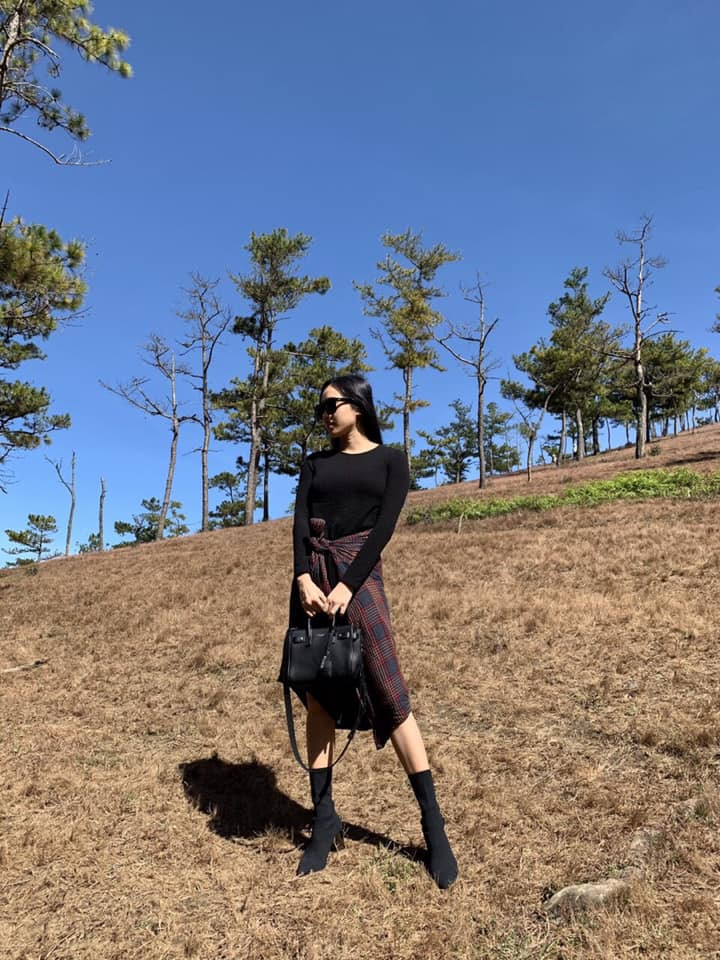 Trang phục đen kết hợp với phụ kiện cùng tông làm Diệu Nhi hóa quý cô sang chảnh.