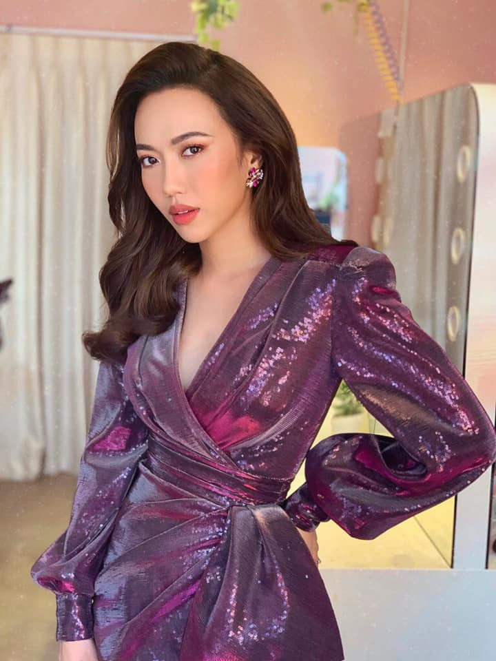 Chiếc váy tím lấp lánh với phần cổ xẻ sâu giúp Diệu Nhi trở nên điệu đà, nữ tính.