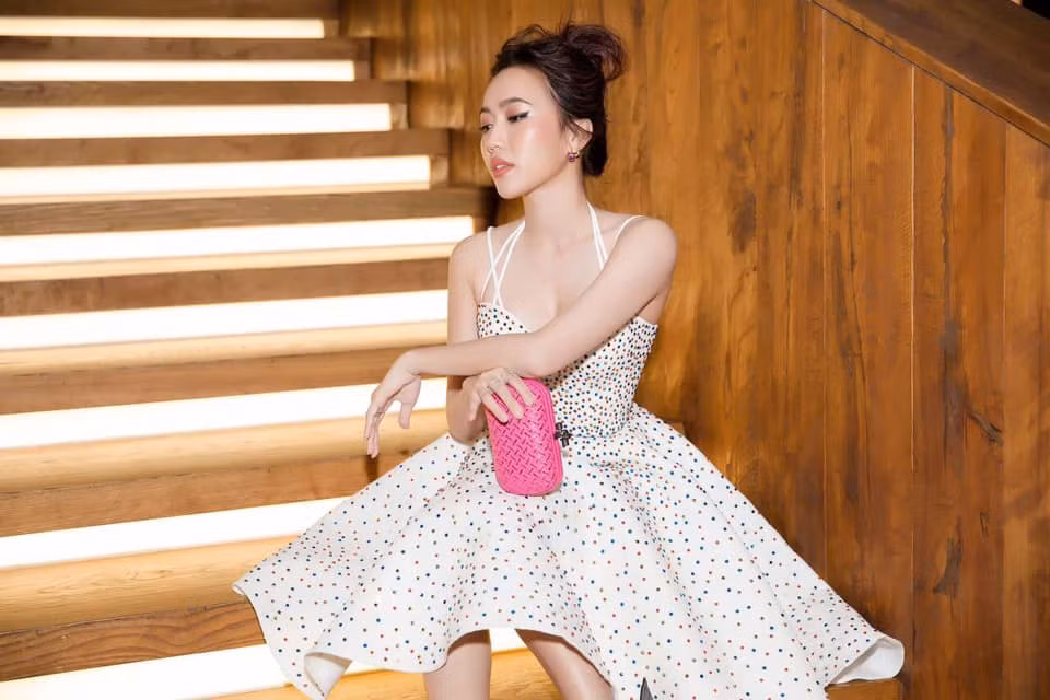 Những bộ váy trễ vai, hai dây... giúp nữ diễn viên tôn đường cong và vẻ ngoài tươi trẻ.