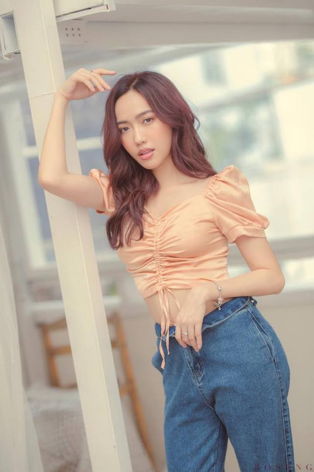 Áo ngắn kết hợp với quần jean giúp cô khoe vòng eo thon thả.