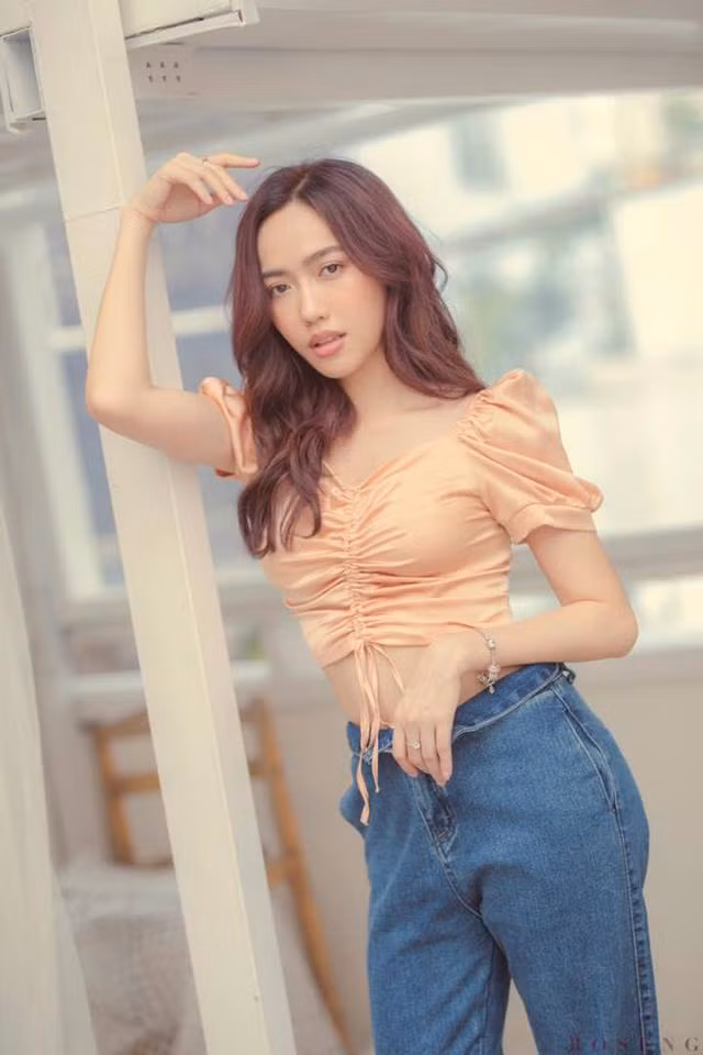 Áo ngắn kết hợp với quần jean giúp cô khoe vòng eo thon thả.