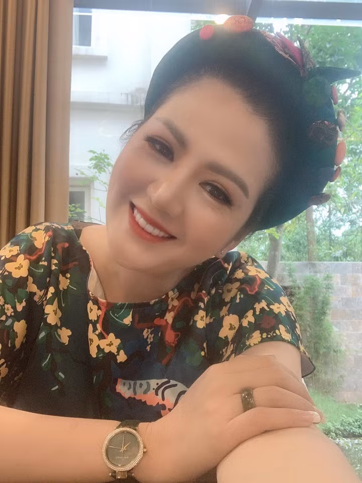 Dinh Hien Anh - ba xa Thu truong mac goi cam, chia se tham sau-Hinh-5
