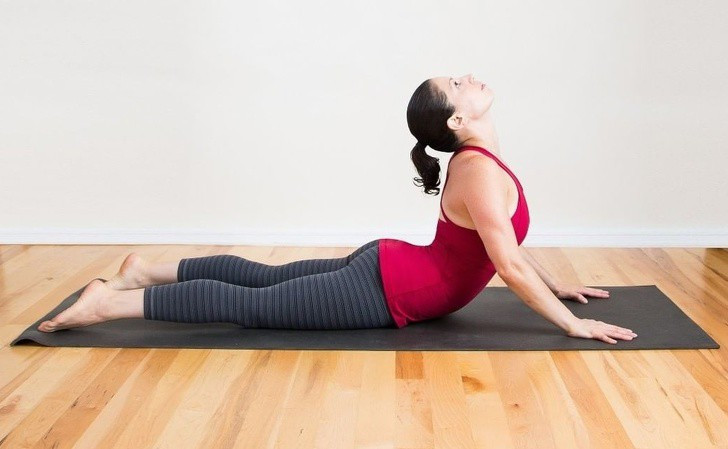 Tư thế rắn hổ mang: Nằm duỗi thẳng người trên sàn, hai chân rộng bằng vai. Bạn chống tay, đẩy phần thân trên lên và ngửa cổ ra phía sau. Bạn giữ tư thế này từ 15-30 giây, sau đó nằm duỗi thẳng lại trên sàn và thở mạnh ra. Tư thế này giúp bạn kéo dài các cơ phía trước cổ đồng thời chỉnh lại vai và khôi phục đường cong tự nhiên của cột sống, giảm đau cổ.