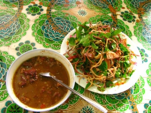 Ninh xương và lục phủ ngũ tạng lên để lấy nước, sau đó đổ pịa vào. Nồi pịa đặt trên bếp lửa đun đến khi nồi pịa sánh, sền sệt lại là được. Món nậm pịa ăn kèm với rau chuối và bạc hà. Món nậm pịa được múc ra bát có màu nâu, nước sền sệt, ban đầu khi nếm thử ta sẽ thấy vị đắng và mùi hơi khó ngửi.