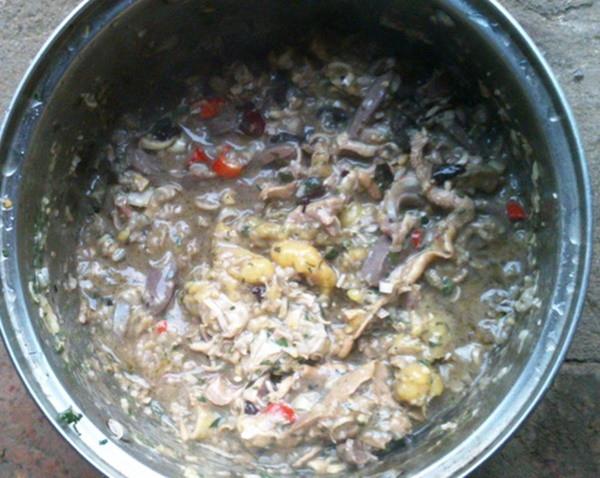 Thịt được ủ kín, phần thịt ngon bị chín bởi ánh nắng sẽ không tan mà đóng cục. Khi ủ thịt được khoảng 10 ngày, người ta mở ra và cho vào đó một ít thảo dược. Nếu có khách quý, món thịt thối sẽ được lấy ra nấu chín cùng rêu suối, cơm nguội và ăn kèm với lá sung.