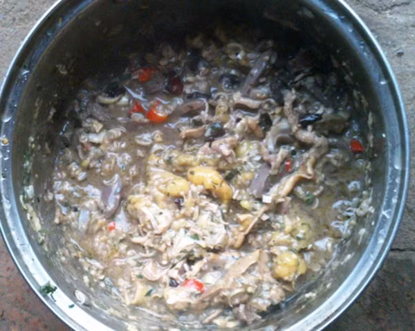 Thịt được ủ kín, phần thịt ngon bị chín bởi ánh nắng sẽ không tan mà đóng cục. Khi ủ thịt được khoảng 10 ngày, người ta mở ra và cho vào đó một ít thảo dược. Nếu có khách quý, món thịt thối sẽ được lấy ra nấu chín cùng rêu suối, cơm nguội và ăn kèm với lá sung.