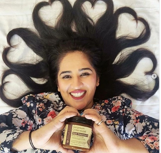 Chăm sóc da trên da đầu: Da đầu của bạn cần được chăm sóc giống như da trên khuôn mặt. Do đó, bạn cần chọn sản phẩm cho tóc dựa trên thành phần phù hợp với làn da của bạn. Hãy nhớ rằng da đầu của bạn cần được dưỡng ẩm và có độ pH thích hợp để khỏe mạnh.