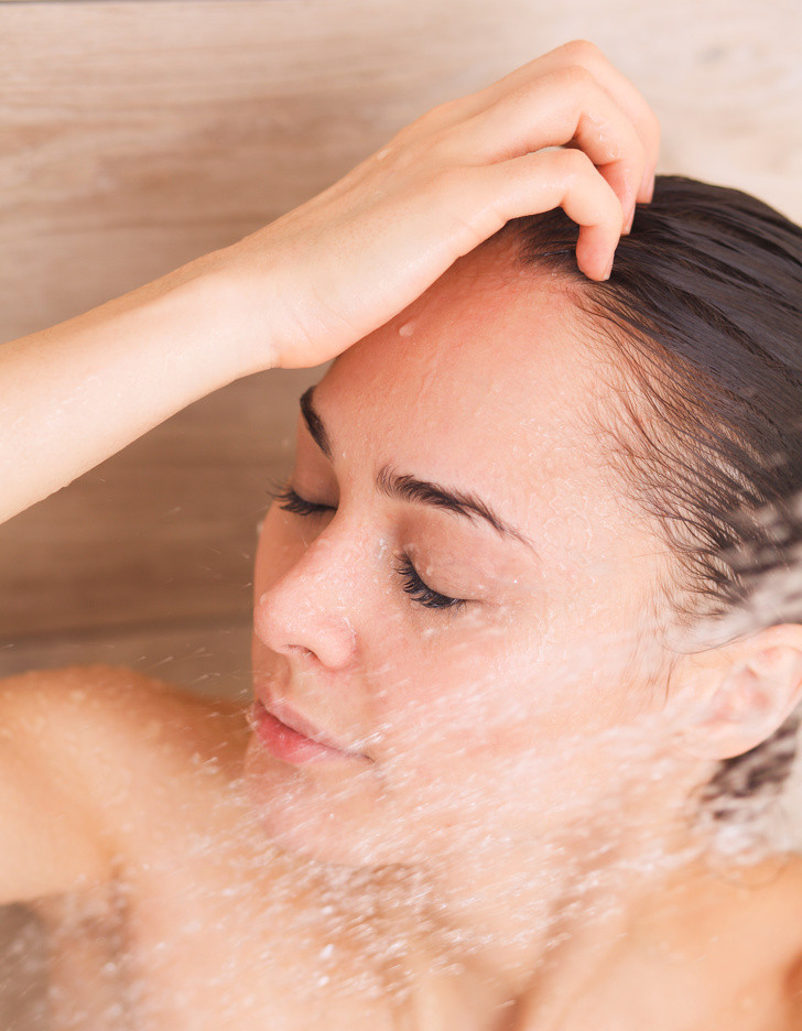 Gội đầu với nước lạnh: Sau khi gội đầu, hãy xả sạch bằng nước lạnh. Nó giúp mái tóc khỏe mạnh hơn. Ngoài ra, nó sẽ làm cho tóc thêm bóng và mượt mà hơn.