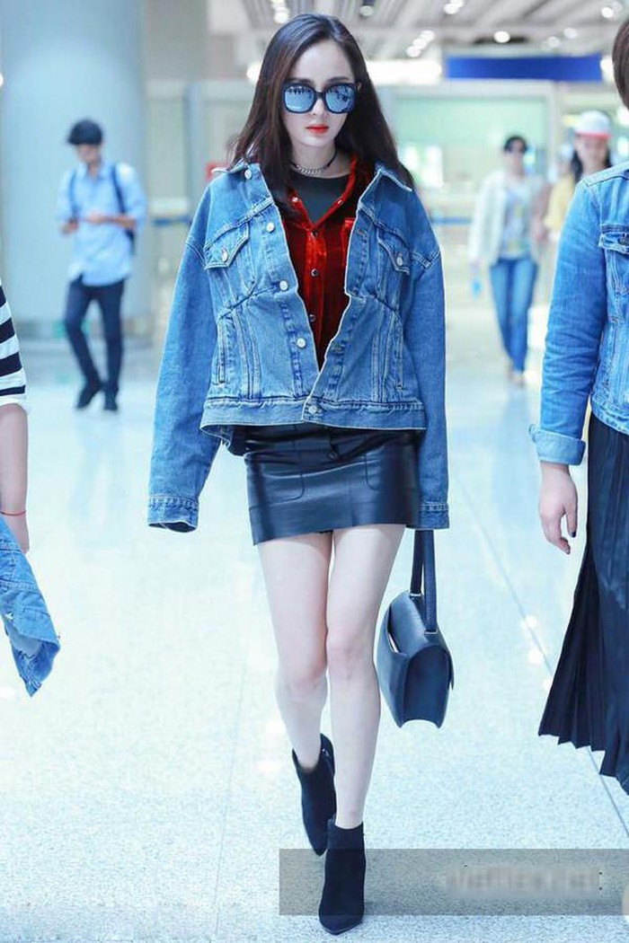 Áo khoác jean, giày sneaker, bốt cao cổ … là những item được cô ưu ái giúp cô khoe trọn đôi chân thon dài, trắng muốt.