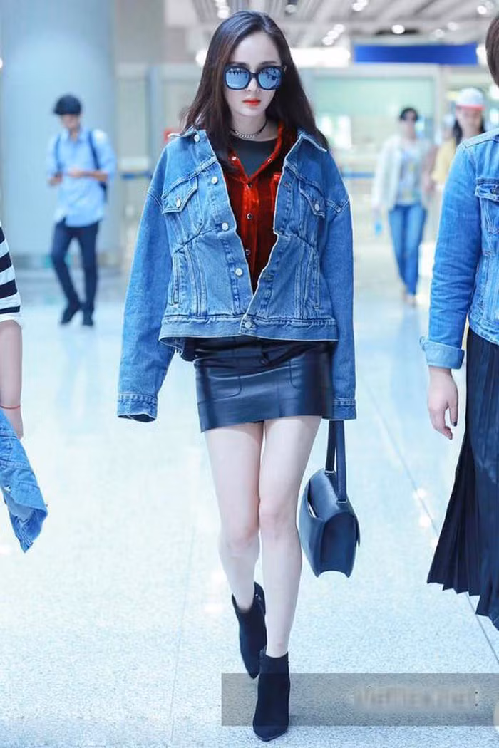 Áo khoác jean, giày sneaker, bốt cao cổ … là những item được cô ưu ái giúp cô khoe trọn đôi chân thon dài, trắng muốt.