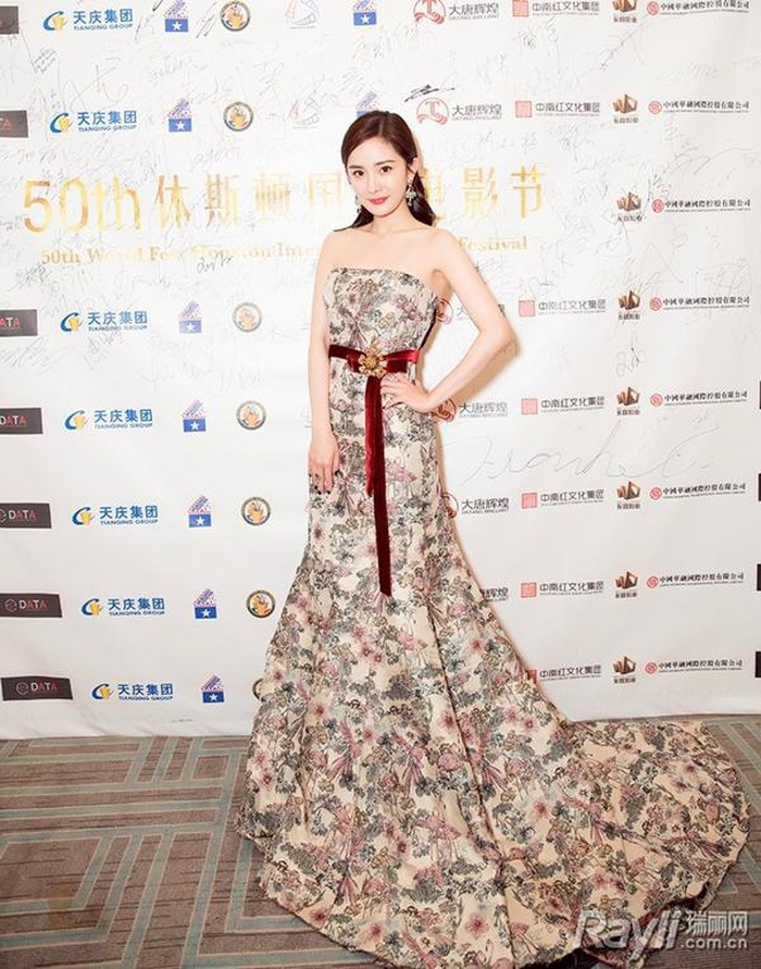 Dù bị dính phốt quỵt tiền từ thiện nhưng không ai có thể phủ nhận được phong cách thời trang sành điệu của Dương Mịch. Bước sang tuổi 32 và là mẹ của 1 cô con gái, Dương Mịch vẫn giữ gu thời trang sành điệu từ đời thường cho tới thảm đỏ.