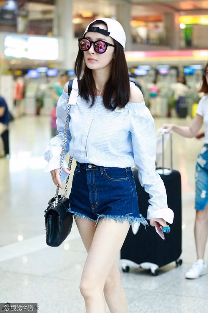 Nữ diễn viên biến sân bay thành sàn diễn thời trang với những bộ cánh trẻ trung và phong cách đa dạng.