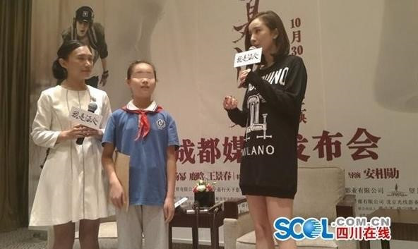 Vụ bê bối lừa gạt từ thiện của Dương Mịch xuất phát từ lời hứa của cô vào tháng 10/2015. Thời điểm đó, Dương Mịch quay phim Tôi là nhân chứng và tham gia buổi quảng bá phim tại Thành Đô. Dương Mịch đưa ra lời hứa hẹn quyên góp cho trường giáo dục đặc biệt ở đây 100 gậy và 50 máy đánh chữ dành cho trẻ em mù. Nhưng 3 năm trôi qua lời hứa không được thực hiện.