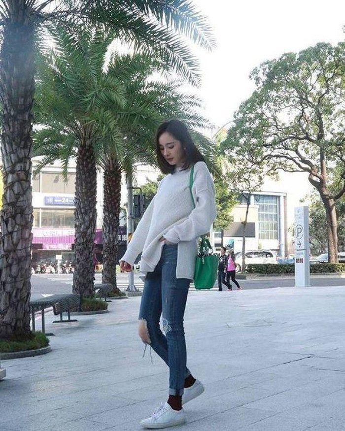 Ở đời thường, Dương Mịch chọn phong cách đơn giản nhẹ nhàng hơn nhưng vẫn giữ được độ cá tính sành điệu bởi thân hình chuẩn và thần thái cuốn hút. Ảnh: Internet.