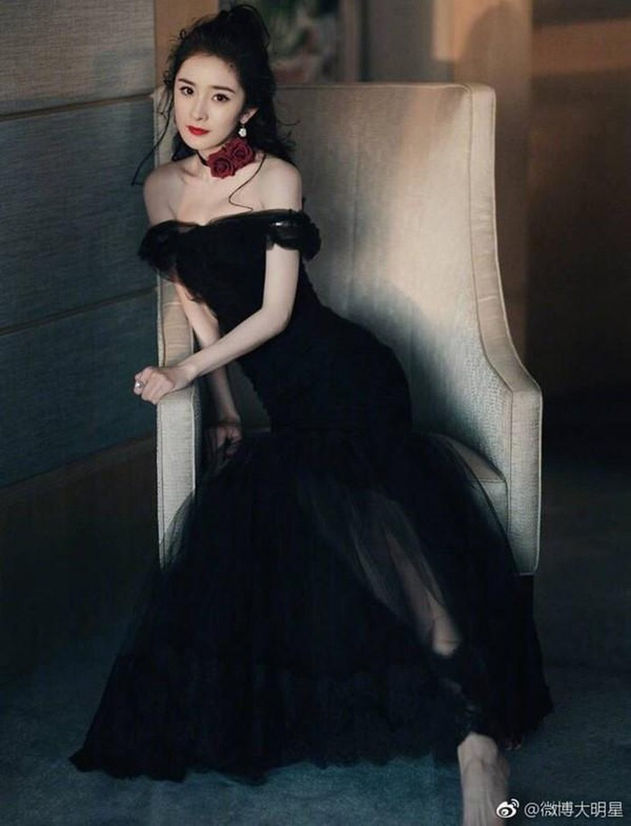 Dương Mịch đã lấn át toàn bộ dàn mỹ nhân khác tại Cbiz khi cô nàng diện một chiếc đầm màu đen đầy huyền bí, với phần vai trễ gợi cảm.