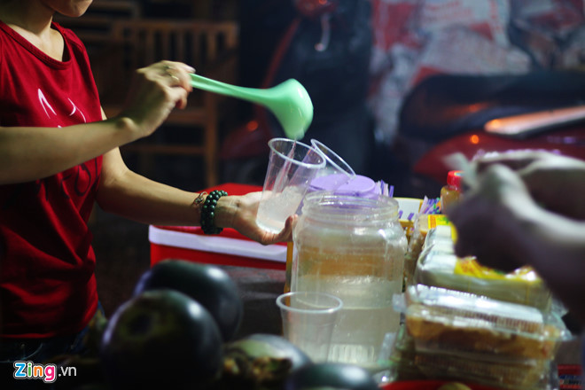 Nước thốt nốt: Không chỉ bánh thốt nốt mà tại chợ Đêm Phú Quốc còn rất nhiều món ăn làm từ thốt nốt. Phần nước chiết xuất từ thân cây thốt nốt có vị thanh, mát. Một ly có giá 10.000 đồng.