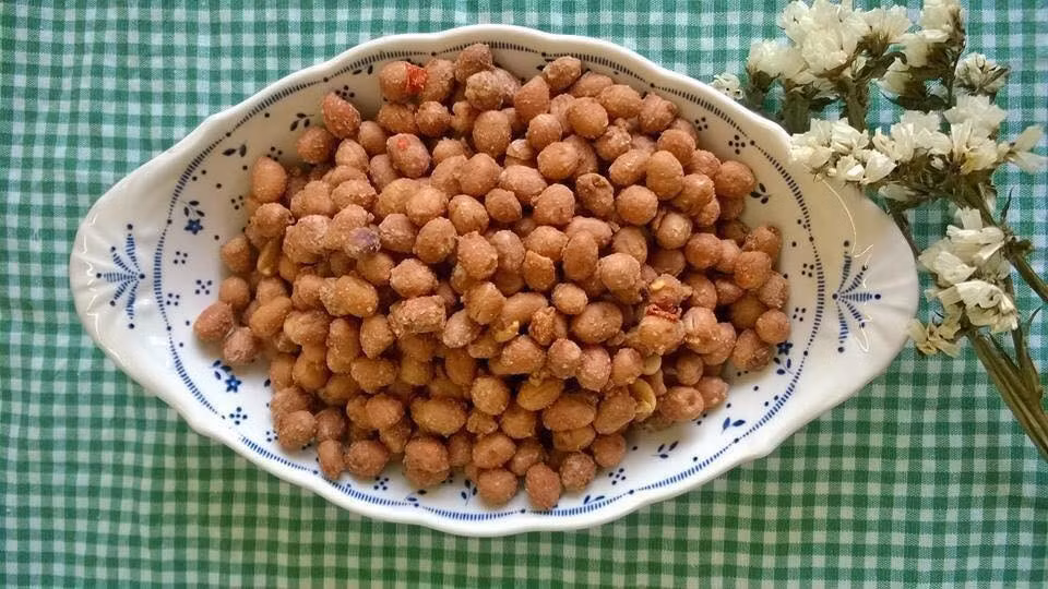 Đậu phộng 30 vị: Đây có lẽ là món ăn mà khó kiếm ở đâu khác ngoài Phú Quốc. Đây thực ra là một sản phẩm của một doanh nhân người Pháp giới thiệu tới du khách du lịch Phú Quốc. Có mặt tại đó, bạn có thể tận mắt chứng kiến quy trình làm từ đầu đến cuối và còn được mời ăn thử trước khi mua nữa.