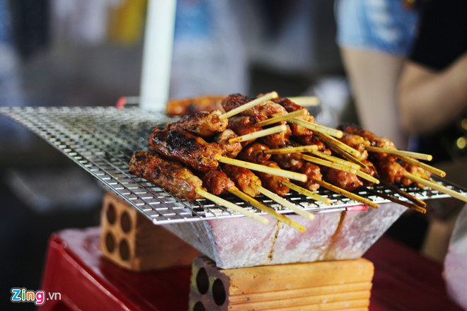 Nem nướng: Giá một xiên nem là 15.000 đồng. Nếu bạn mua, người bán rưới ít sốt lên nem để bạn thưởng thức. Món này không bán kèm đồ chua hay bánh mì.
