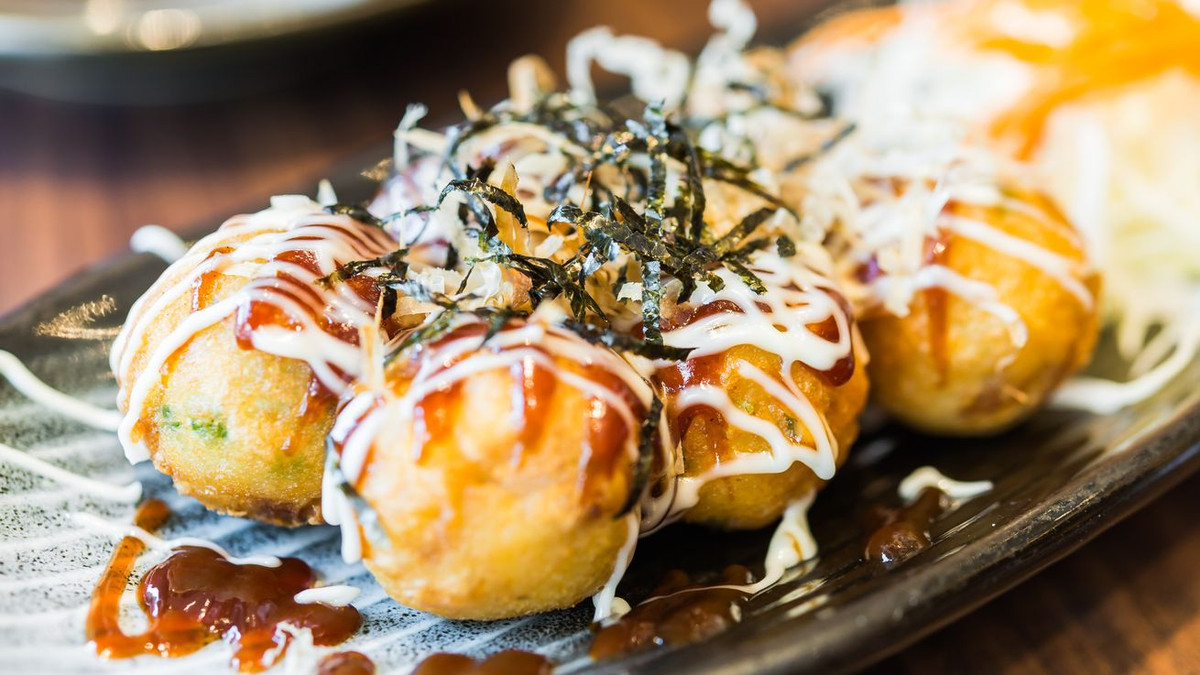 Bánh bạch tuộc: Món ăn này lấy cảm hứng từ món Takoyaki của Nhật Bản. Chỉ cần bỏ tầm 30.000 đồng là bạn sẽ có ngay 1 hộp bánh đủ 5 cái bánh tròn tròn, xinh xinh được phủ mayonaise và ít khô cá xé vụn trông cực kì thú vị.