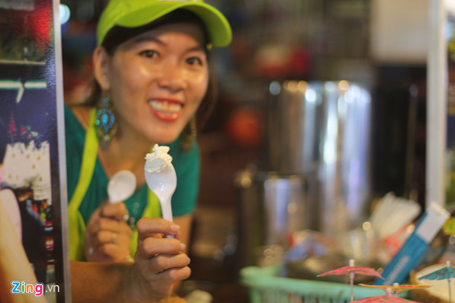 Kem dừa: Khách được ăn thử trước khi quyết định mua. Giá một phần kem (2 viên, đựng trong 1/2 trái dừa) là 40.000 đồng.