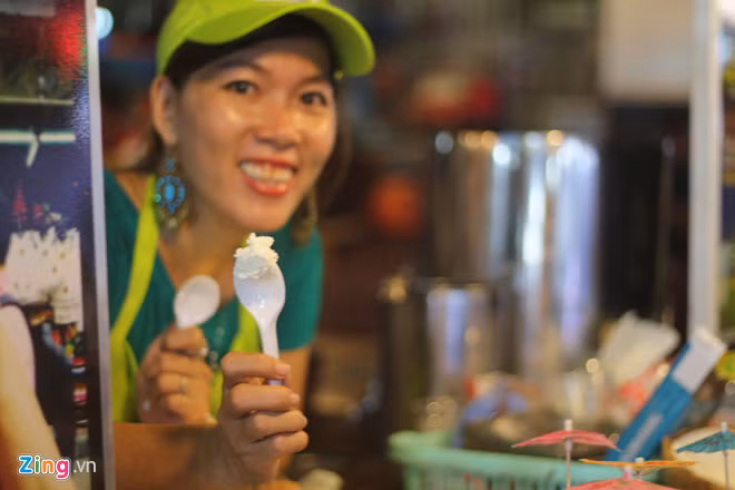 Kem dừa: Khách được ăn thử trước khi quyết định mua. Giá một phần kem (2 viên, đựng trong 1/2 trái dừa) là 40.000 đồng.