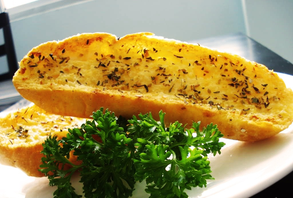 Bánh mì nướng tỏi: Chiếc bánh mì bé xíu xíu ấy đã hấp dẫn không biết bao nhiêu du khách khi tới đây. Chỉ cần nhìn từ xa đã thấy những chồng bánh bì xếp lên nhau cạnh hàng đồ nướng rồi. Chưa kể phần bơ tỏi hấp dẫn, thơm “điếc mũi” mà giá lại có 10.000 đồng/cái.