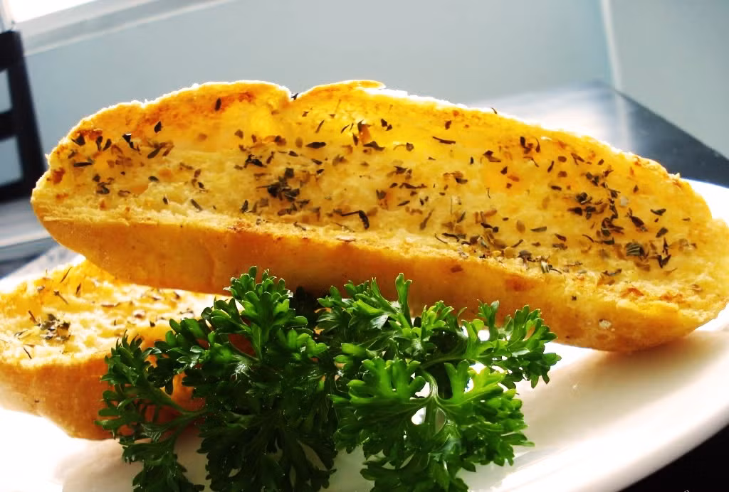 Bánh mì nướng tỏi: Chiếc bánh mì bé xíu xíu ấy đã hấp dẫn không biết bao nhiêu du khách khi tới đây. Chỉ cần nhìn từ xa đã thấy những chồng bánh bì xếp lên nhau cạnh hàng đồ nướng rồi. Chưa kể phần bơ tỏi hấp dẫn, thơm “điếc mũi” mà giá lại có 10.000 đồng/cái.