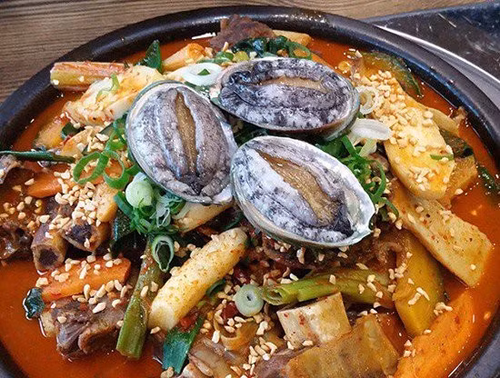 Được mệnh danh "nhân sâm của đại dương", bào ngư luôn nằm trong số những thực phẩm đắt giá nhất. Ảnh: GiadinhNet.