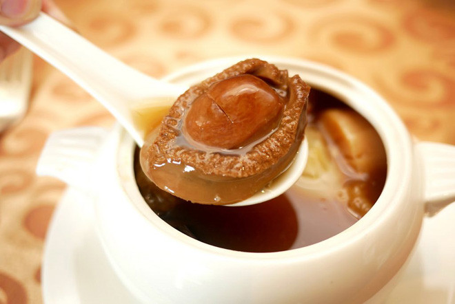 Những món ngon từ bào ngư có thể kể đến cháo bào ngư, bào ngư nướng sốt gừng tỏi, bào ngư sốt dầu hào….