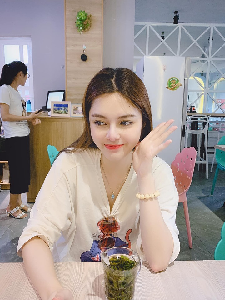 Để có làn da sáng mịn, Diệp Anh cũng uống thuốc Bắc từ một người thầy thuốc rất giỏi. Người đẹp cũng chia sẻ, đây là một loại thuốc Bắc gia truyền được bắt mạch và bốc từ một người thầy giỏi, cô đã tin tưởng lựa chọn lâu nay.