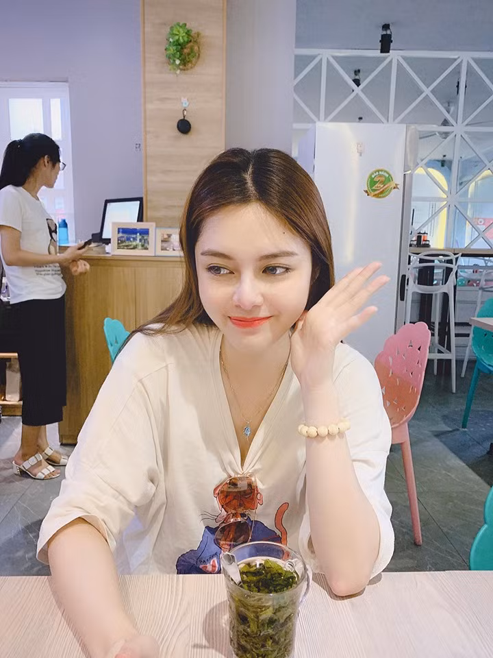 Để có làn da sáng mịn, Diệp Anh cũng uống thuốc Bắc từ một người thầy thuốc rất giỏi. Người đẹp cũng chia sẻ, đây là một loại thuốc Bắc gia truyền được bắt mạch và bốc từ một người thầy giỏi, cô đã tin tưởng lựa chọn lâu nay.