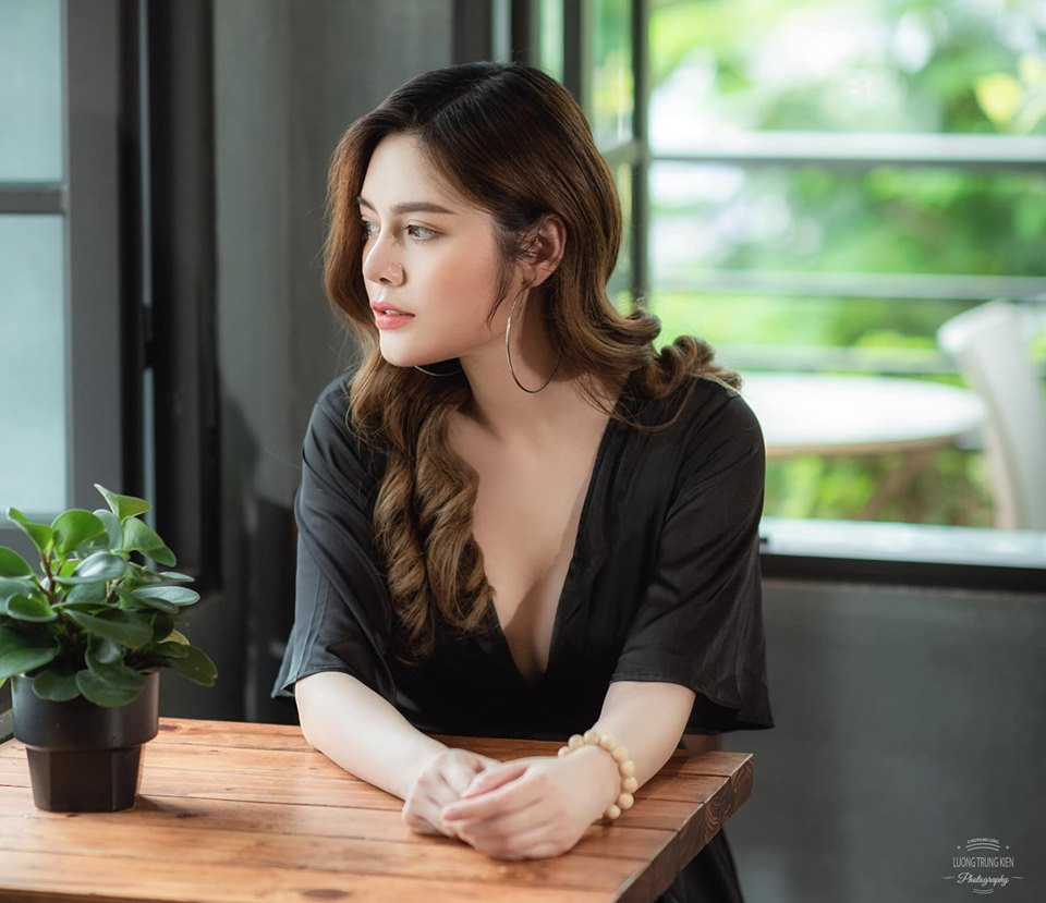 Cao Diệp Anh, một trong những mỹ nhân mới xuất hiện chớp nhoáng trong Về nhà đi con, cũng gây ấn tượng bởi thân hình bốc lửa và xinh đẹp.