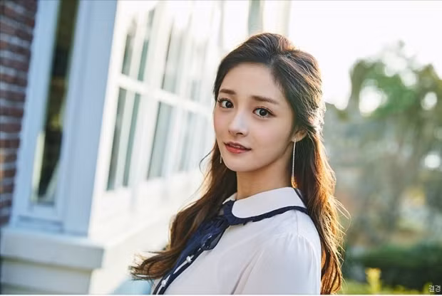 Châu Khiết Quỳnh (1998) là mỹ nhân nổi tiếng nhất xứ Trung và Hàn. Cô có tên tiếng Hàn là Kyul Kyung hay nghệ danh Pinky. Cô là một ca sĩ, diễn viên, người mẫu Trung Quốc và là cựu thành viên của nhóm nhạc nữ Pristin dưới sự quản lý của một công ty giải trí Hàn Quốc.