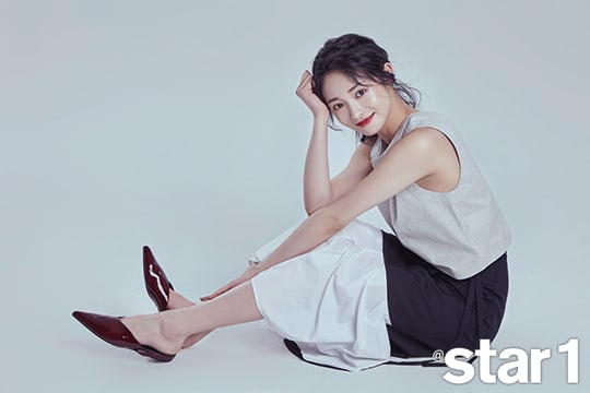 Cách ăn mặc nhẹ nhàng, trong trẻo của cô nàng khiến người hâm mộ càng yêu mến. Ảnh: Internet.