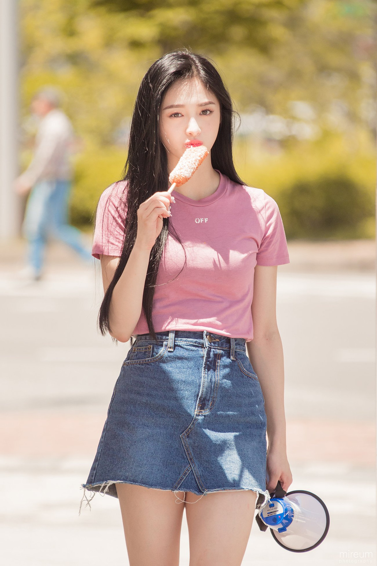 Chỉ đơn giản là áo phông và váy jean nhưng bạn gái tin đồn của Vương Tư Thông đủ hấp dẫn các đấng nam nhi.