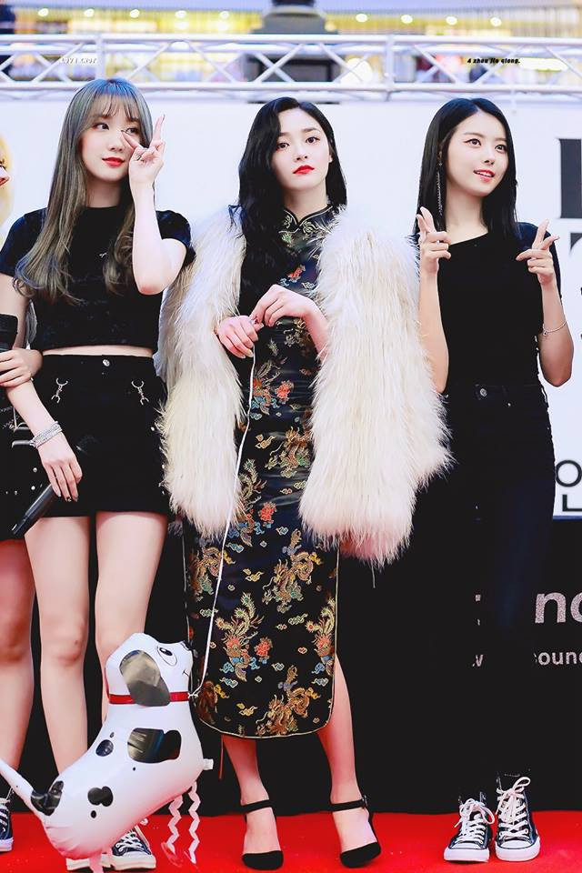 Nữ ca sĩ gốc Hoa mặc bộ xường xám vô cùng sang chảnh.