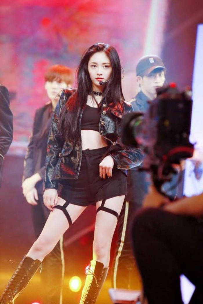Khi lên sân khấu biểu diễn, cô thường chọn phong cách thời trang năng động, quyến rũ.