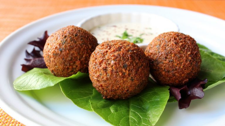 Falafel: Món ăn vặt này giống khoai tây chiên kiểu Pháp. Mặc dù đây không phải là một món ăn của người UAE nhưng nó khá phổ biến ở đây. Falafel được chế biến từ chả chiên làm từ đậu gà và đậu fava chiên giòn.