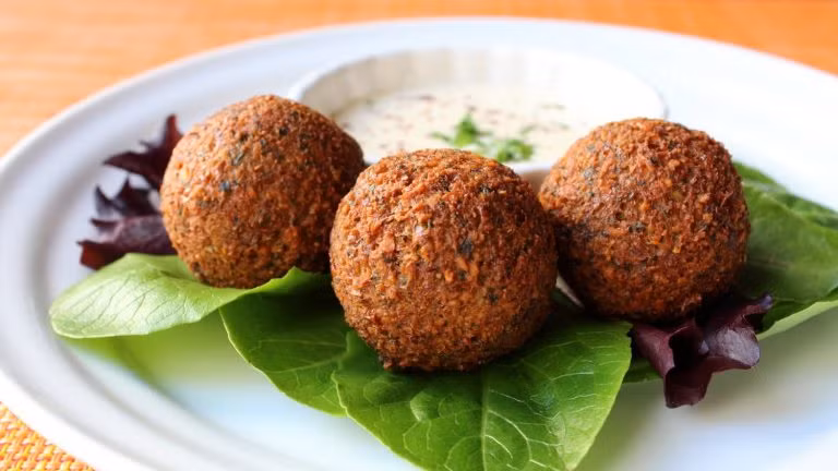 Falafel: Món ăn vặt này giống khoai tây chiên kiểu Pháp. Mặc dù đây không phải là một món ăn của người UAE nhưng nó khá phổ biến ở đây. Falafel được chế biến từ chả chiên làm từ đậu gà và đậu fava chiên giòn.
