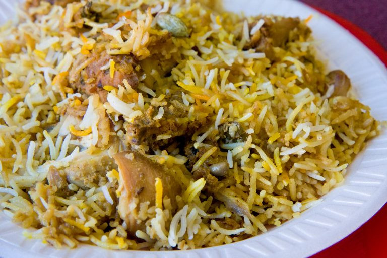 Biryani không phải là một món ăn Ả Rập nhưng lại là một trong những món ăn được yêu thích nhất ở Trung Đông. Bạn sẽ tìm thấy món này trên thực đơn của hầu hết các nhà hàng ở UAE. Thành phần chính của biryani bao gồm gạo basmati, cá hoặc thịt với thịt gà biryani. Ảnh: FYST.
